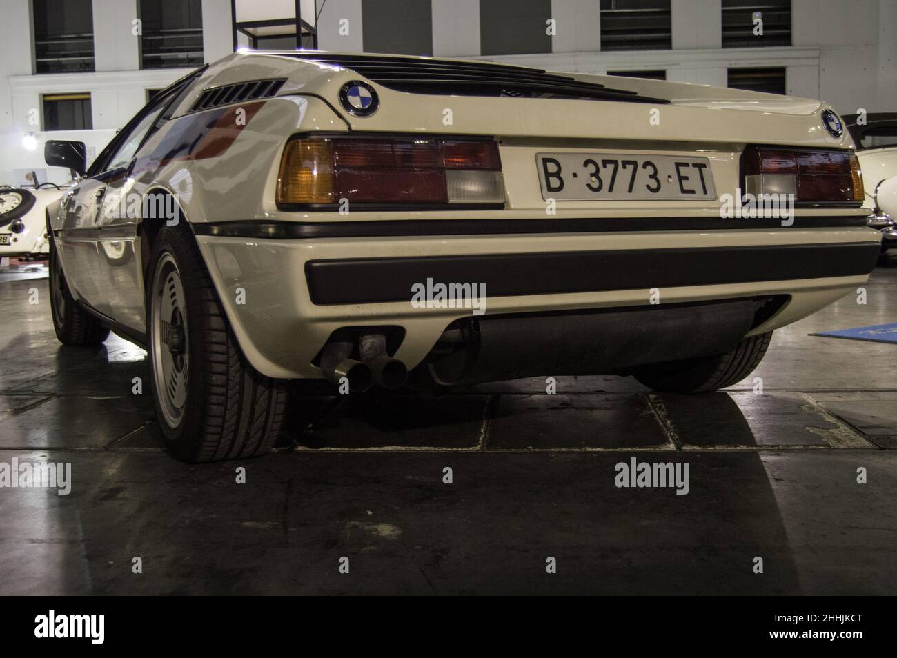 Back shot di un'impressionante BMW bianca M1 esposta al Motor show in Spagna Foto Stock