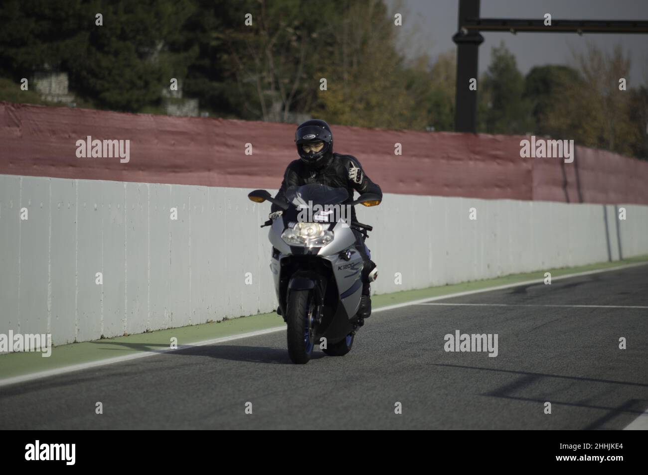 Driver su una moto sportiva grande modello BMW K1200 sul circuito in Spagna Foto Stock