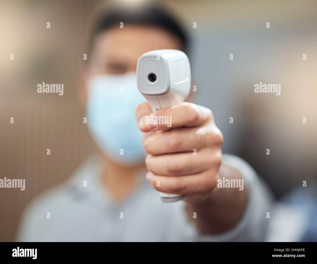Fai un passo in avanti per far prendere la temperatura Foto Stock
