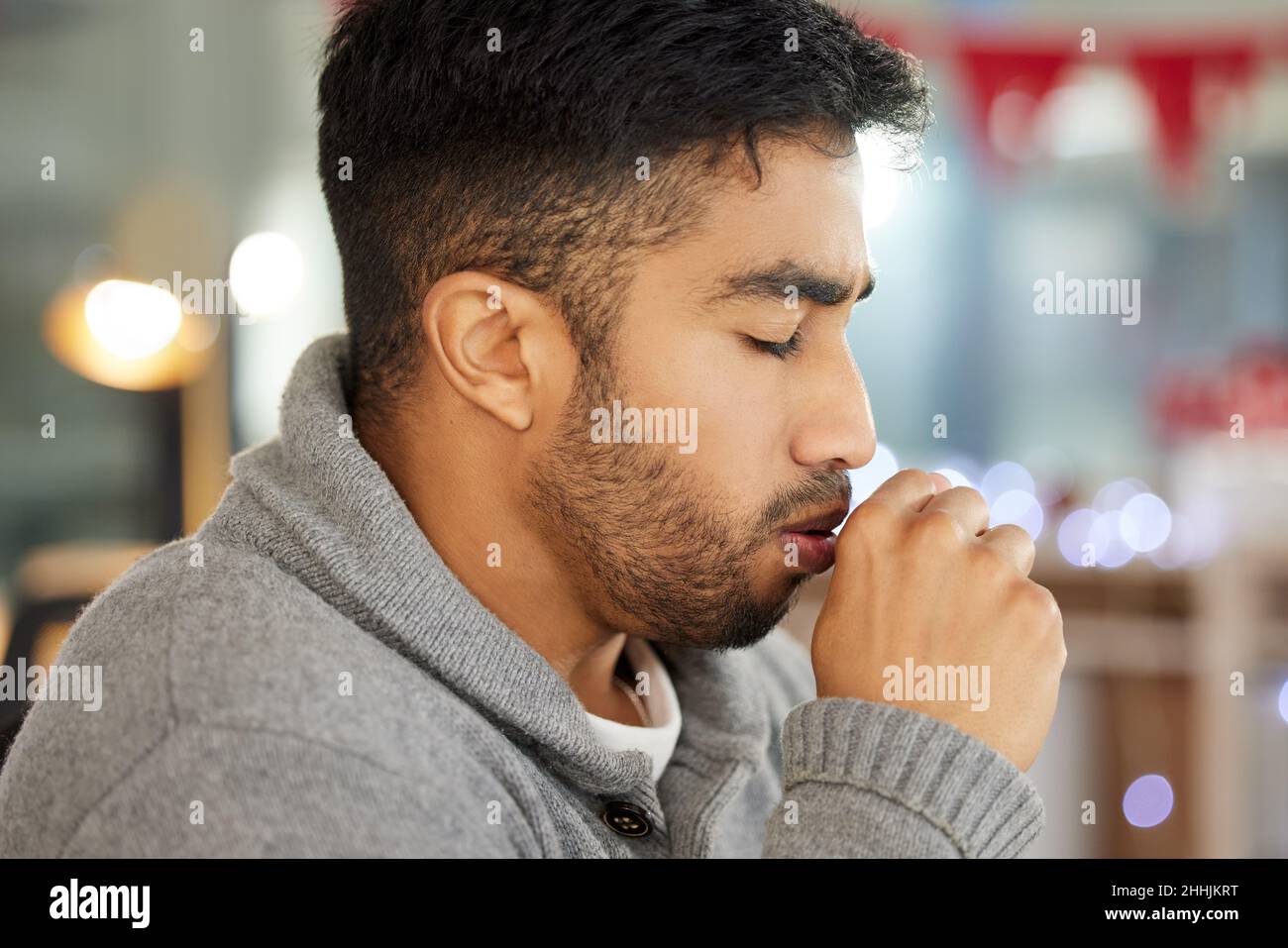 Questa tosse sta diventando male. Scatto corto di un giovane uomo tosse. Foto Stock
