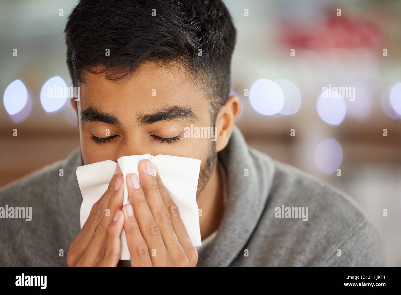 Devo avere una diagnosi. Colpo di un giovane che gli soffia il naso. Foto Stock