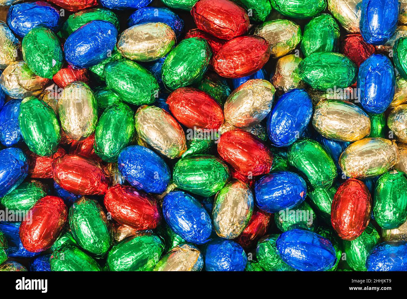 Sopra testa Shot di cioccolato colorato uova di Pasqua sul tavolo Foto Stock