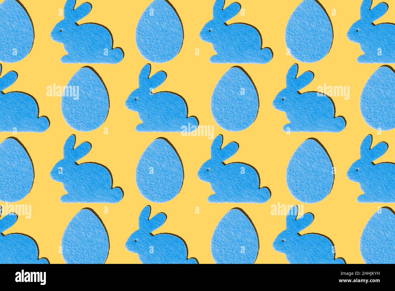 Conigli blu e uova blu su sfondo giallo Foto Stock
