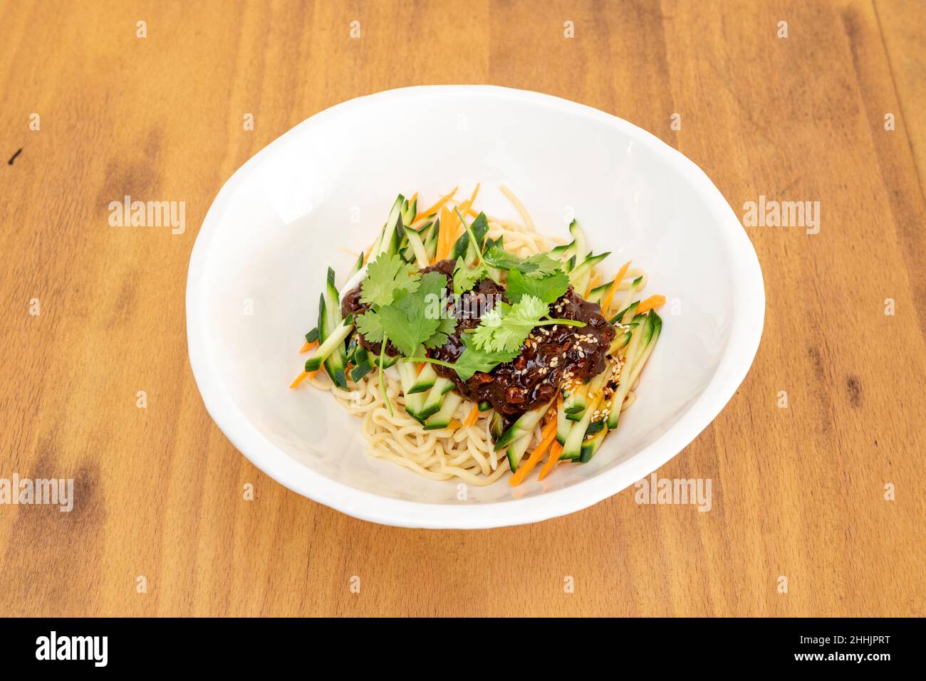 Lo Zha jiang mian è un piatto di cucina di Pechino composto da spessi spessi spaghetti di grano sormontato da un misto di carne di maiale tritata fritta e pasta di soia fermentata Foto Stock