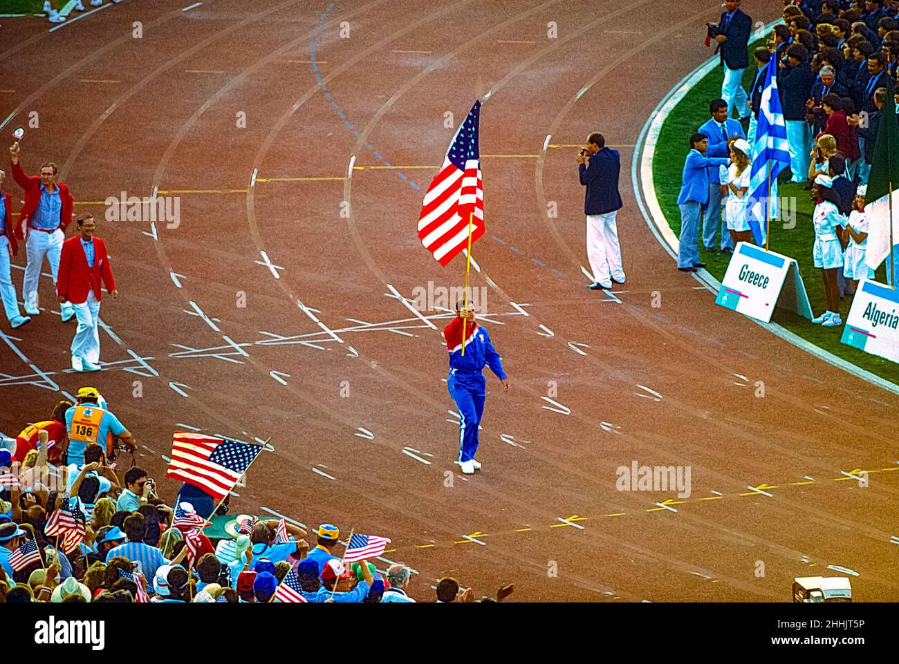 Ed Burke Team USA il portacolori di bandiera si sposa nelle cerimonie di apertura alle Oympic Summer Games 1984. Foto Stock