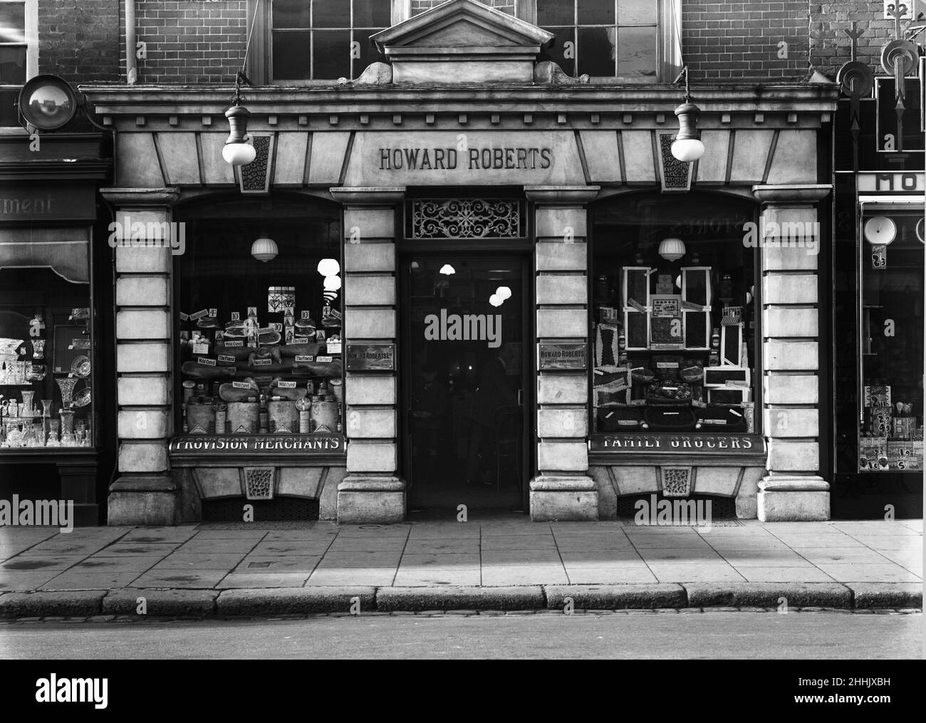 Howard Roberts, negozio di alimentari per famiglie a Uxbridge High Street, 1933 Foto Stock