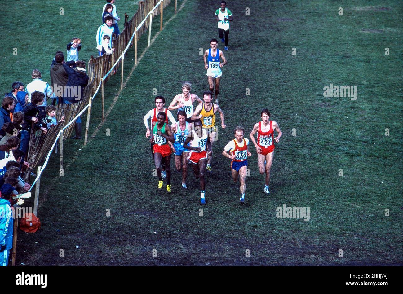 Bekele Debele (ETH) #123 vincitore, Carlos Lopes (por) #293 secondo, alcuni Muge (KEN) #197 terzo posto nei Campionati mondiali di cross country della IAAF 1983. Foto Stock