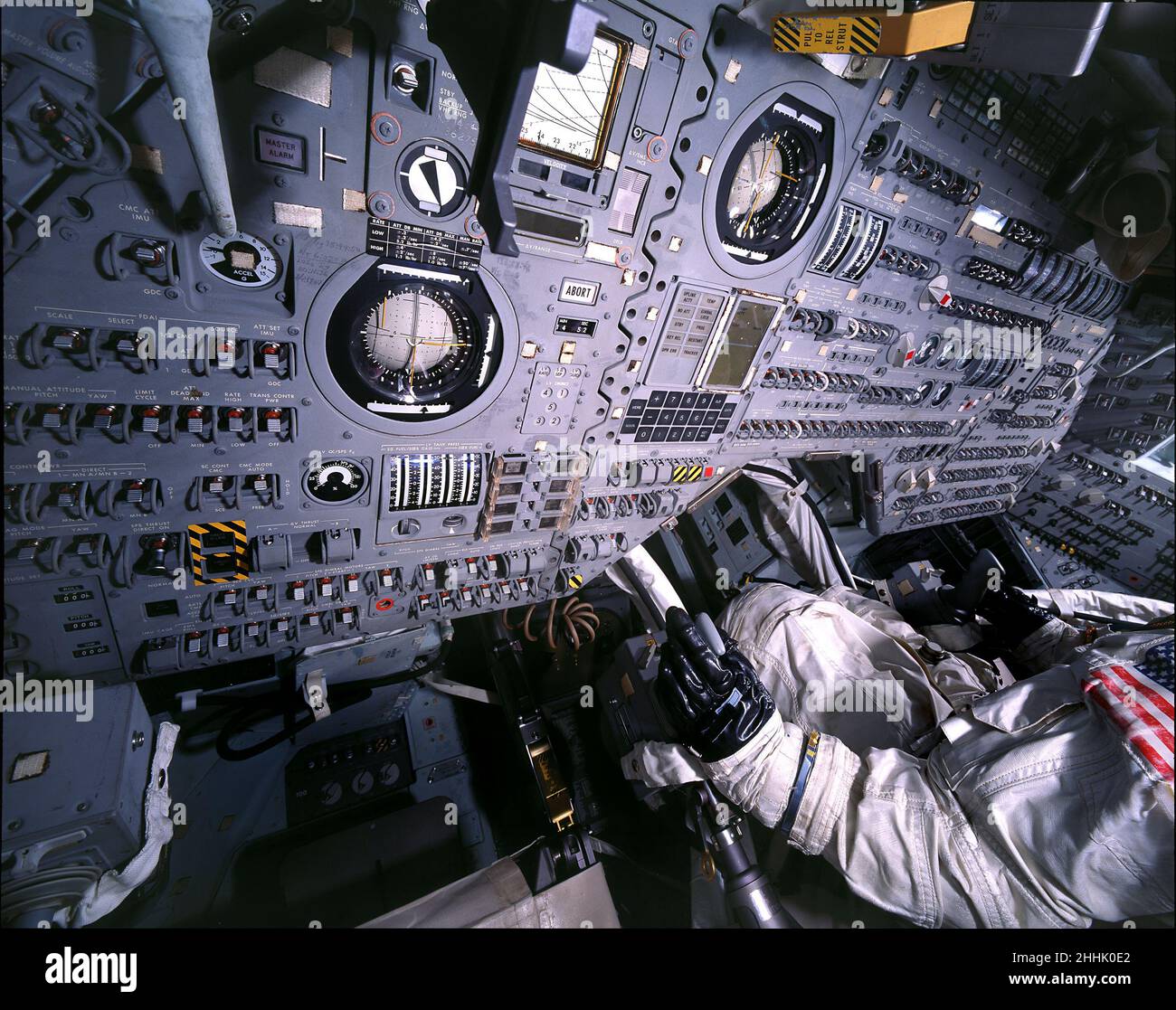 Vista interna del compartimento dell'equipaggio del modulo di comando Apollo 11 'Columbia', quartiere vivente per l'equipaggio a tre persone durante la maggior parte della prima missione di atterraggio lunare con equipaggio nel luglio 1969 Foto Stock