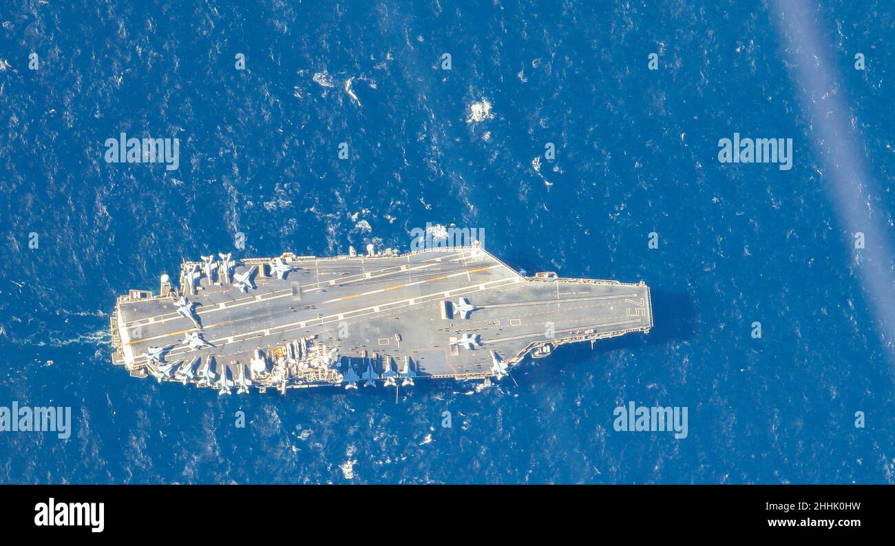 Mar Mediterraneo. 22nd Jan 2022. La portaerei di classe Nimitz USS Harry S. Truman (CVN 75) transita nel Mar Mediterraneo. Il gruppo di colpo della portante di Harry S. Truman è su un dispiegamento programmato nell'area della sesta flotta degli Stati Uniti delle operazioni di sostegno delle operazioni navali per mantenere la stabilità e la sicurezza marittima e per difendere gli interessi degli Stati Uniti, alleati e dei soci in Europa e in Africa. (Credit Image: © Strike Fighter Squadron 11/U.S. Navy/ZUMA Press Wire Service) Foto Stock