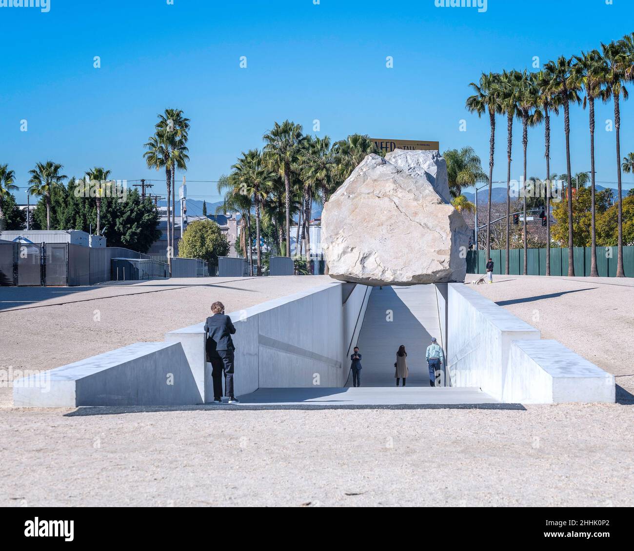 Los Angeles, CA, USA - 26 gennaio 2022: La scultura d'arte pubblica "Messa levitata" dell'artista Michael Heizer è esposta al LACMA di Los Angeles, CA. Foto Stock
