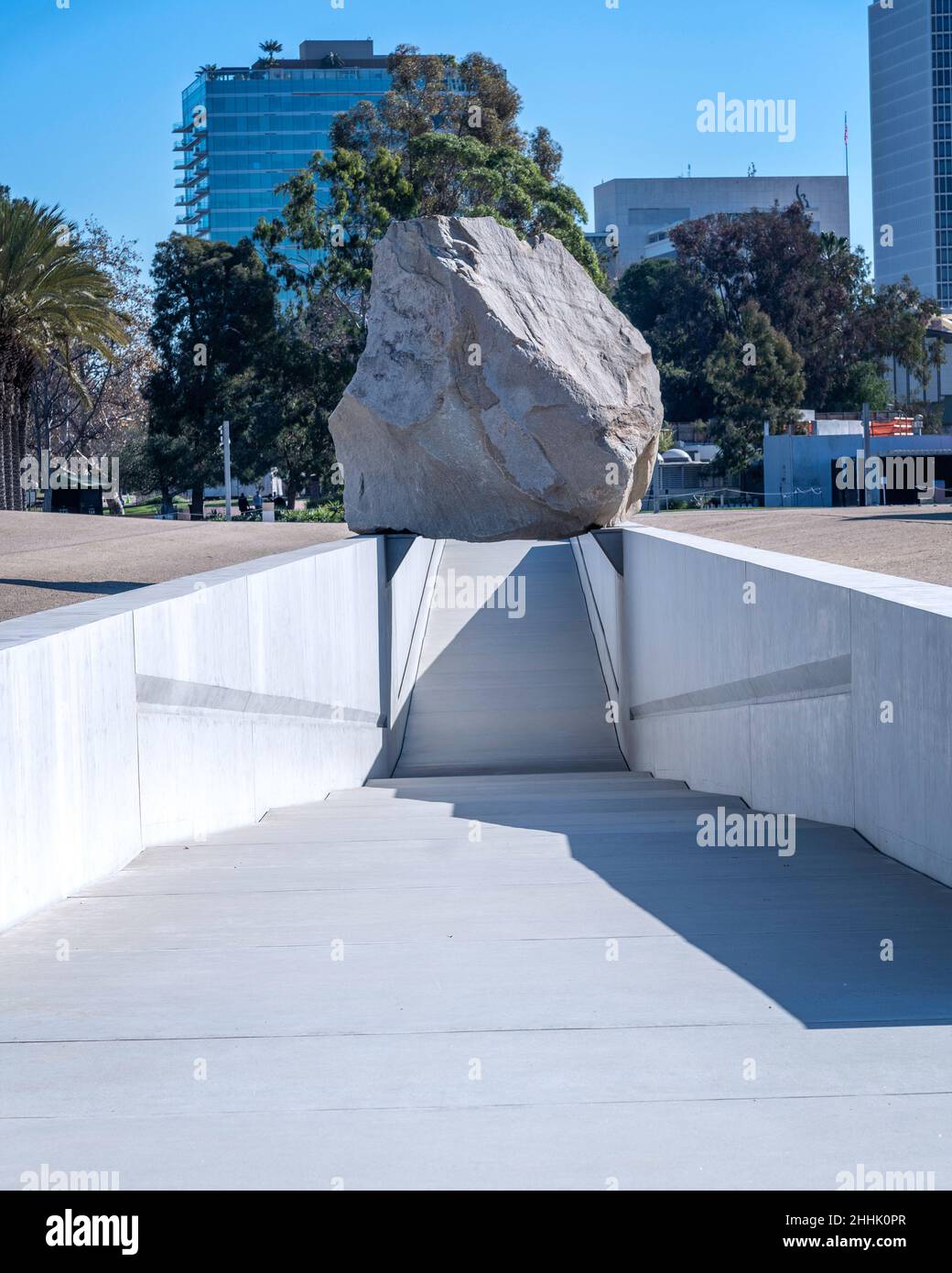 Los Angeles, CA, USA - 26 gennaio 2022: La scultura d'arte pubblica "Messa levitata" dell'artista Michael Heizer è esposta al LACMA di Los Angeles, CA. Foto Stock