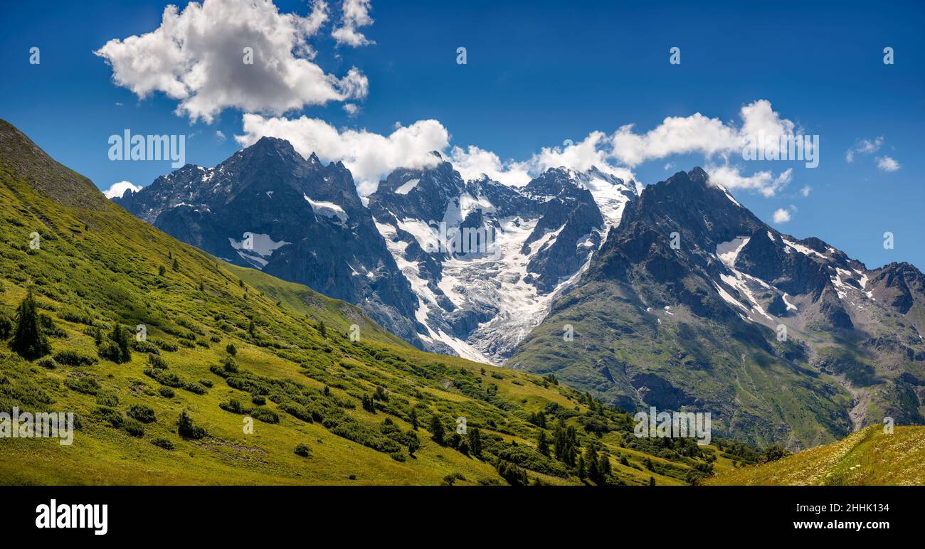 Ecrins National Parc cime di montagna e ghiacciai in estate. La vetta della Meije e il ghiacciaio del Lautaret. Oisans Massif (Alpi francesi). Hautes-Alpes. Francia Foto Stock