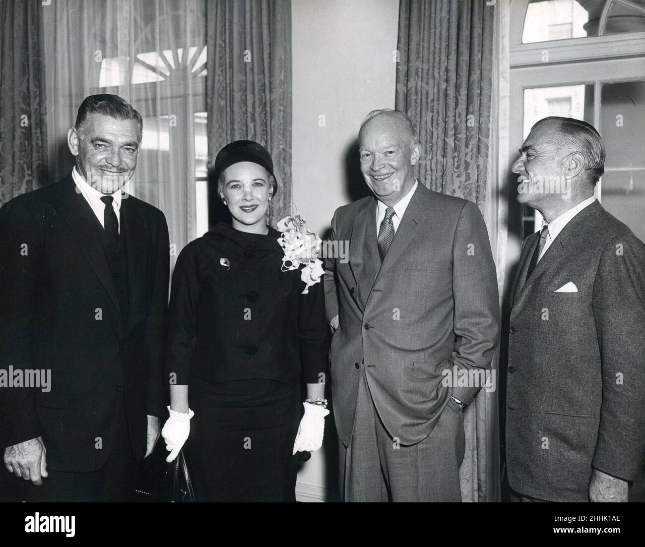 White House, 2 aprile 1958 -- un anziano Clark Gable, sua moglie Kay Spreckles Gable e il direttore Sig. Pearlberg, incontrano il presidente Eisenhower. Foto: Abbie Rowe Foto Stock