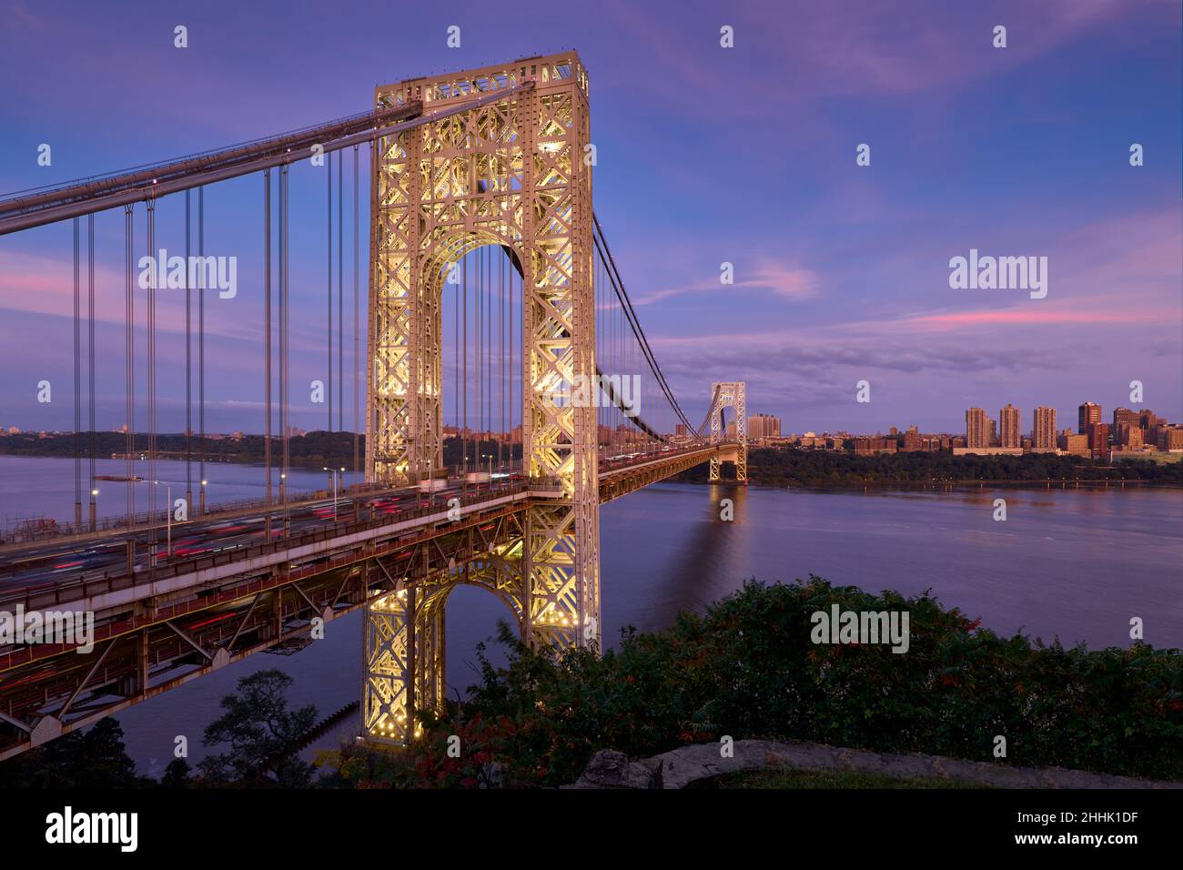Il George Washington Bridge illuminato attraversa il fiume Hudson al tramonto. New York City, Upper Manhattan. USA Foto Stock