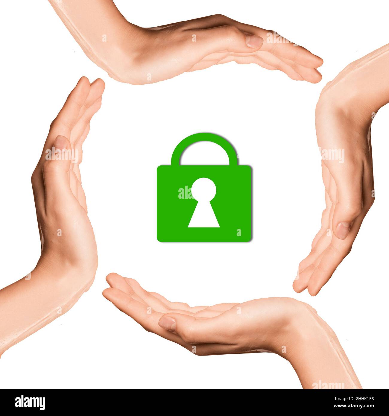 Quattro mani che formano un cerchio intorno a un'icona a forma di lucchetto, che simboleggia la sicurezza o la sicurezza delle informazioni a fuoco. Foto Stock