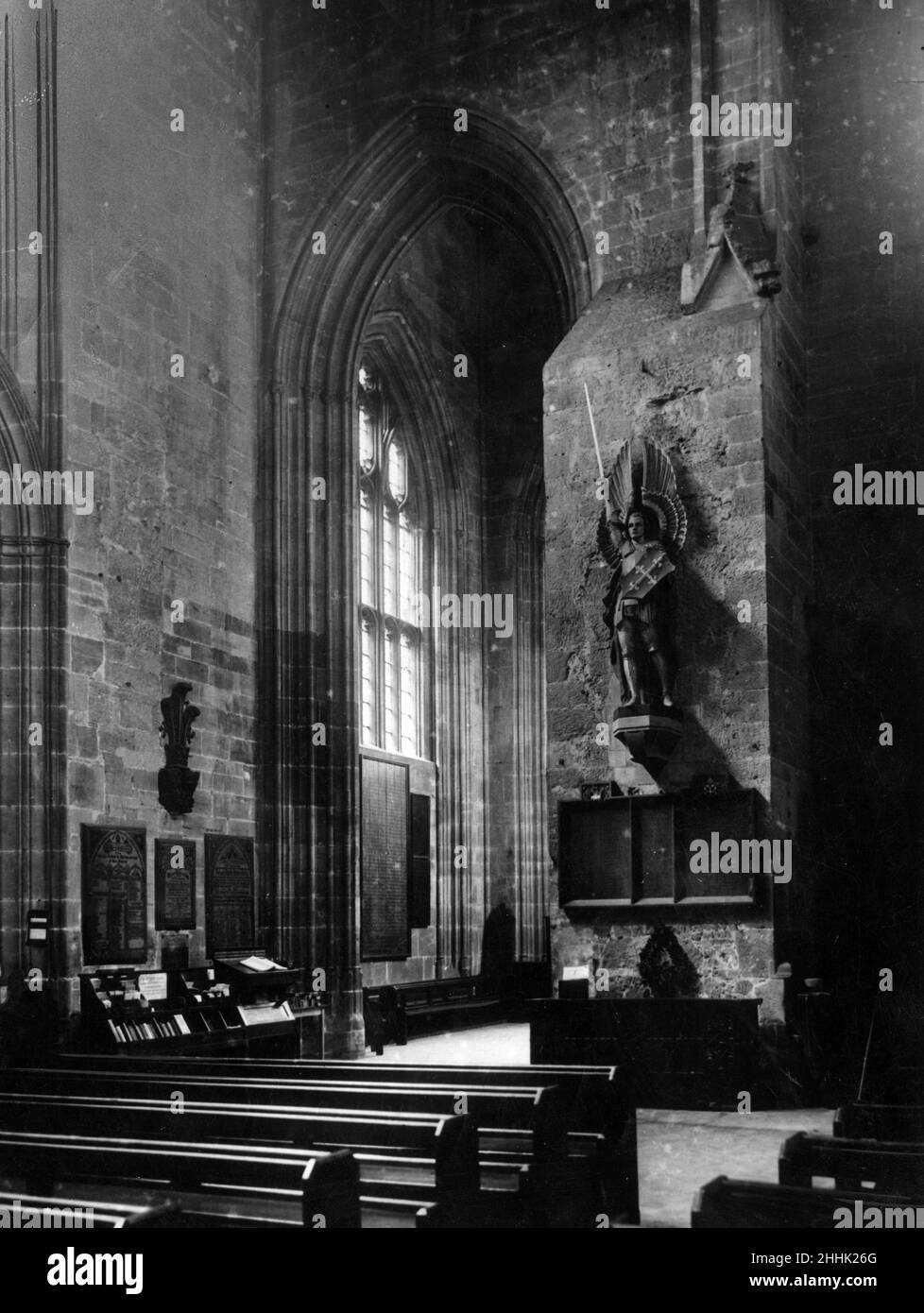 Cattedrale di Coventry, Chiesa Cattedrale di San Michele, prima che fosse danneggiata durante il Blitz di Coventry. Figura di San Michele sotto la torre. Data sconosciuta. Foto Stock