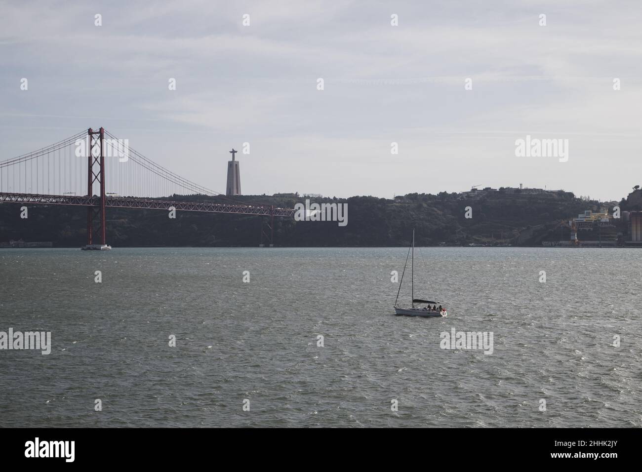 25 aprile Ponte e barca a vela nel fiume Tejo a Lisbona Foto Stock