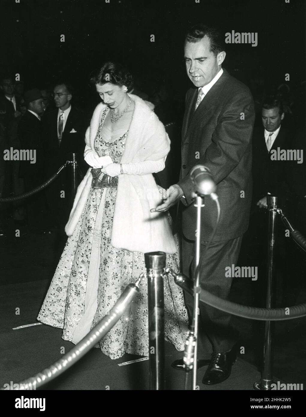 20 ottobre 1957 -- la Regina Elisabetta II scortata dal Vicepresidente Richard Nixon durante la sua visita di stato negli Stati Uniti. Foto: Abbie Rowe Foto Stock