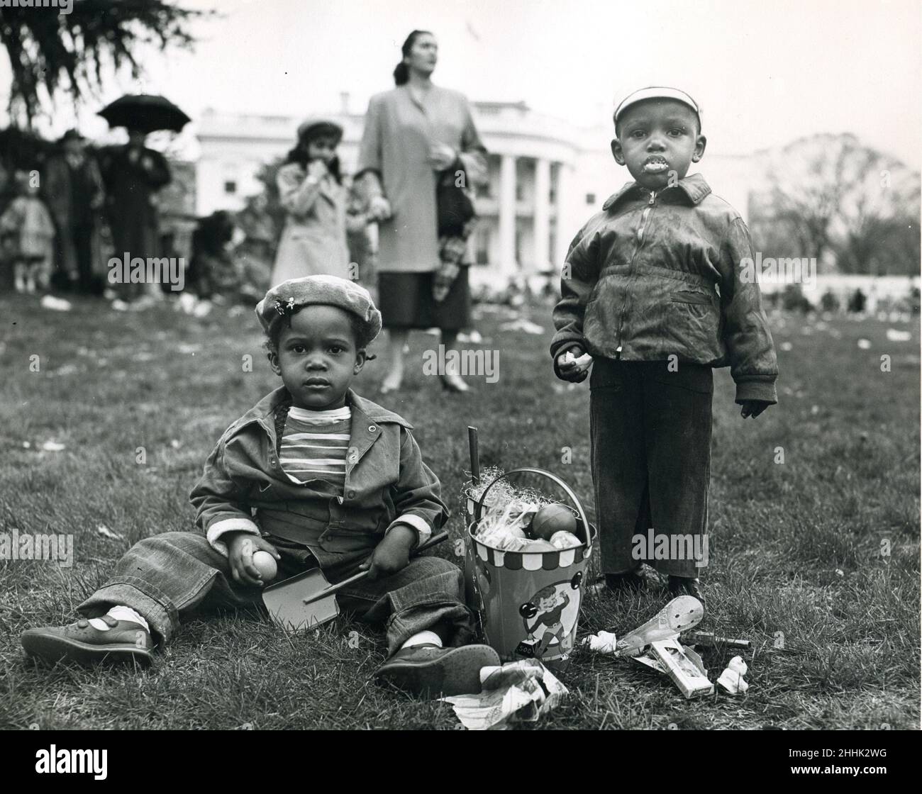 White House, 6 aprile 1953 - due giovani che si godono il bottino all'annuale White House Egg Roll. Foto: Abbie Rowe Foto Stock