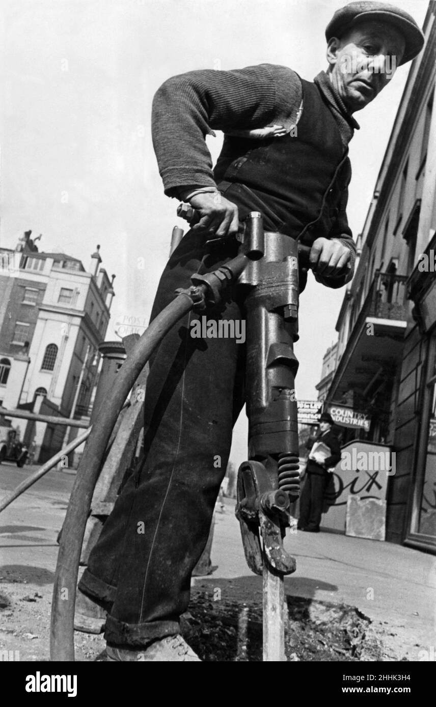 Operatore stradale con trapano che prende una strada a Londra. 29th marzo 1935 Foto Stock