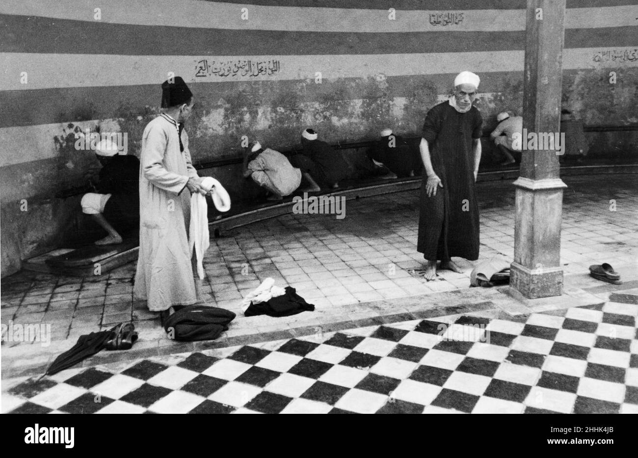Le preghiere del venerdì a Port Said, Eygpt. La nostra foto mostra; quelli che stanno per pregare nella Moschea Abbas, Port ha detto, passando attraverso il processo di lavaggio tre volte come stabilito dal Corano, prima di intrattenerla moschea. Giugno 1936 Foto Stock