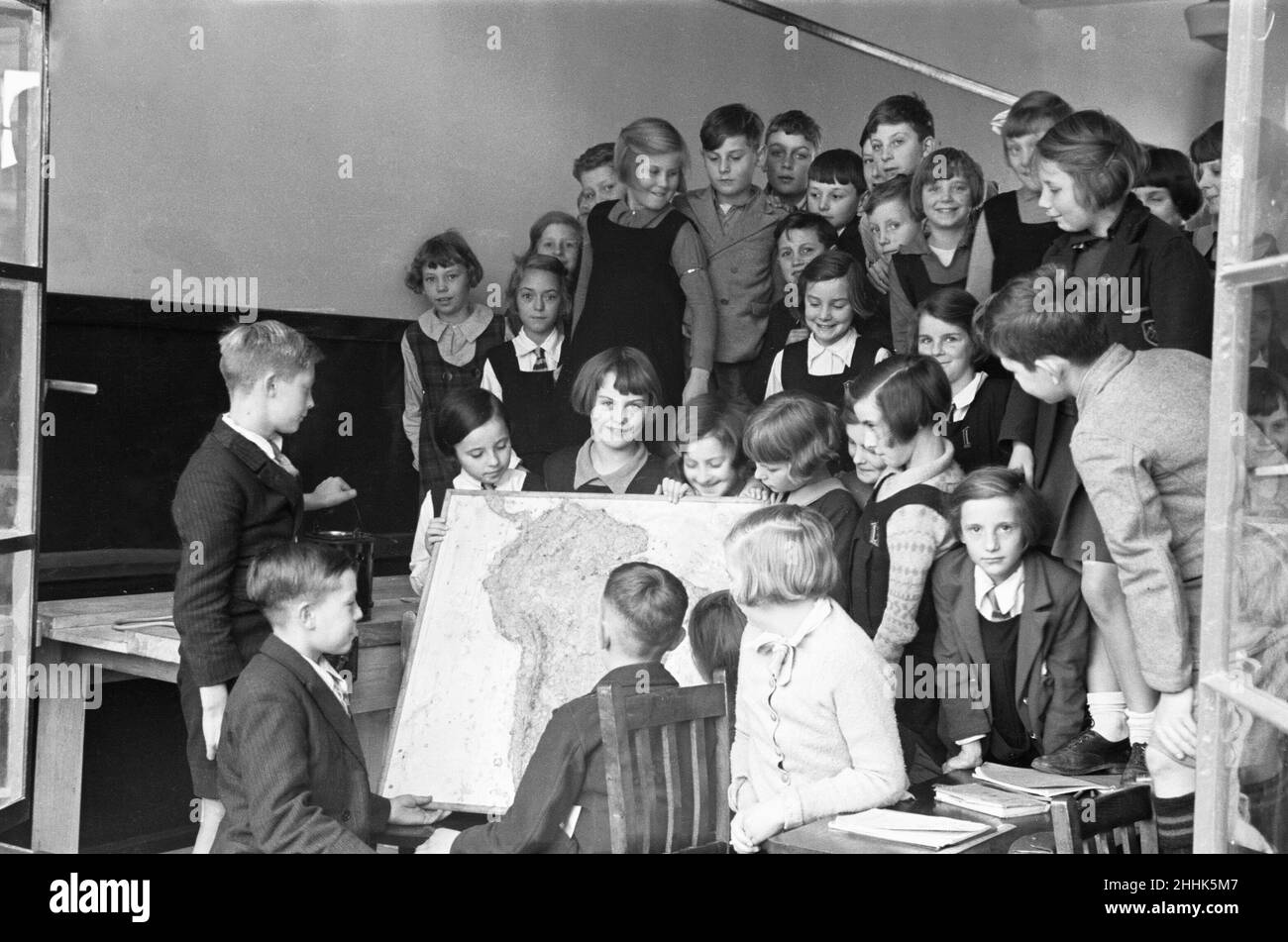 Gli allievi della Latchmere Road School, Kingston upon Thames, appena aperta, hanno visto qui una lezione di geografia, circa ottobre 1936 Foto Stock