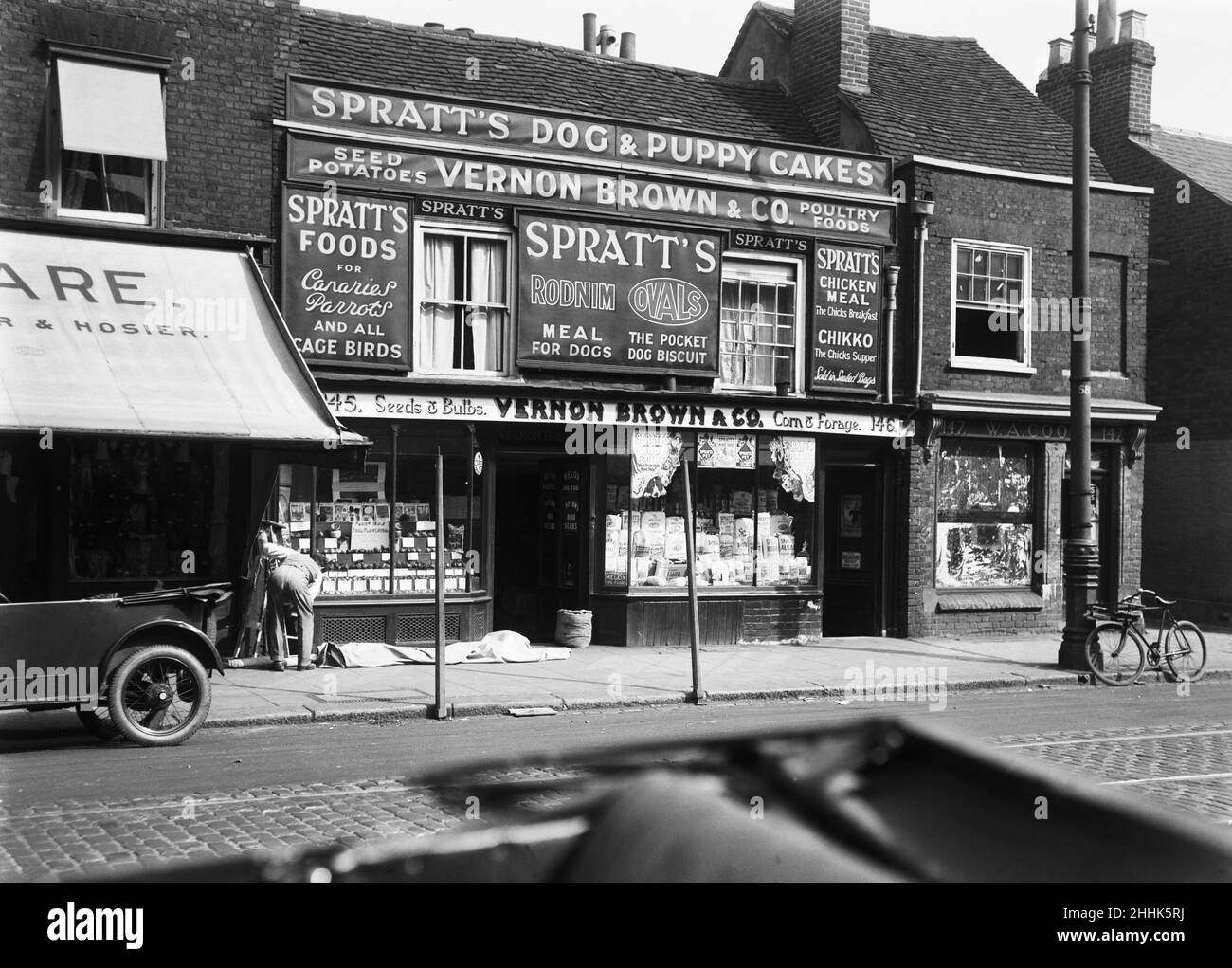 Uxbridge High Street, negozio di Vernon Brown. Greater London, circa 1929 Foto Stock