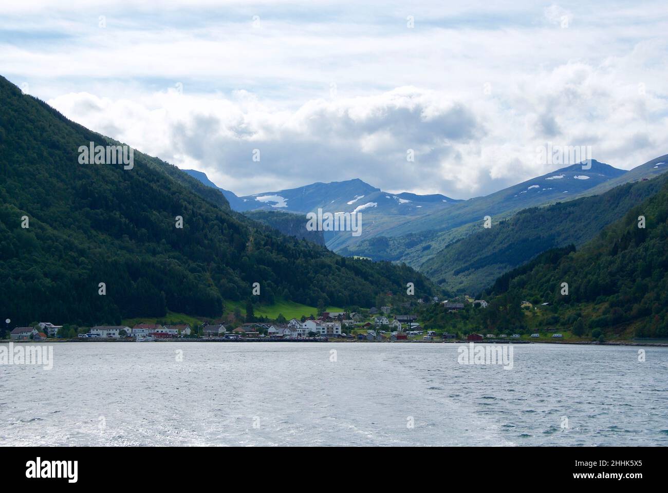 Montagne e cielo con le nuvole dietro il piccolo villaggio Eidsdal al Geirangerfjord in Møre og Romsdal fylke in Norvegia. Foto Stock
