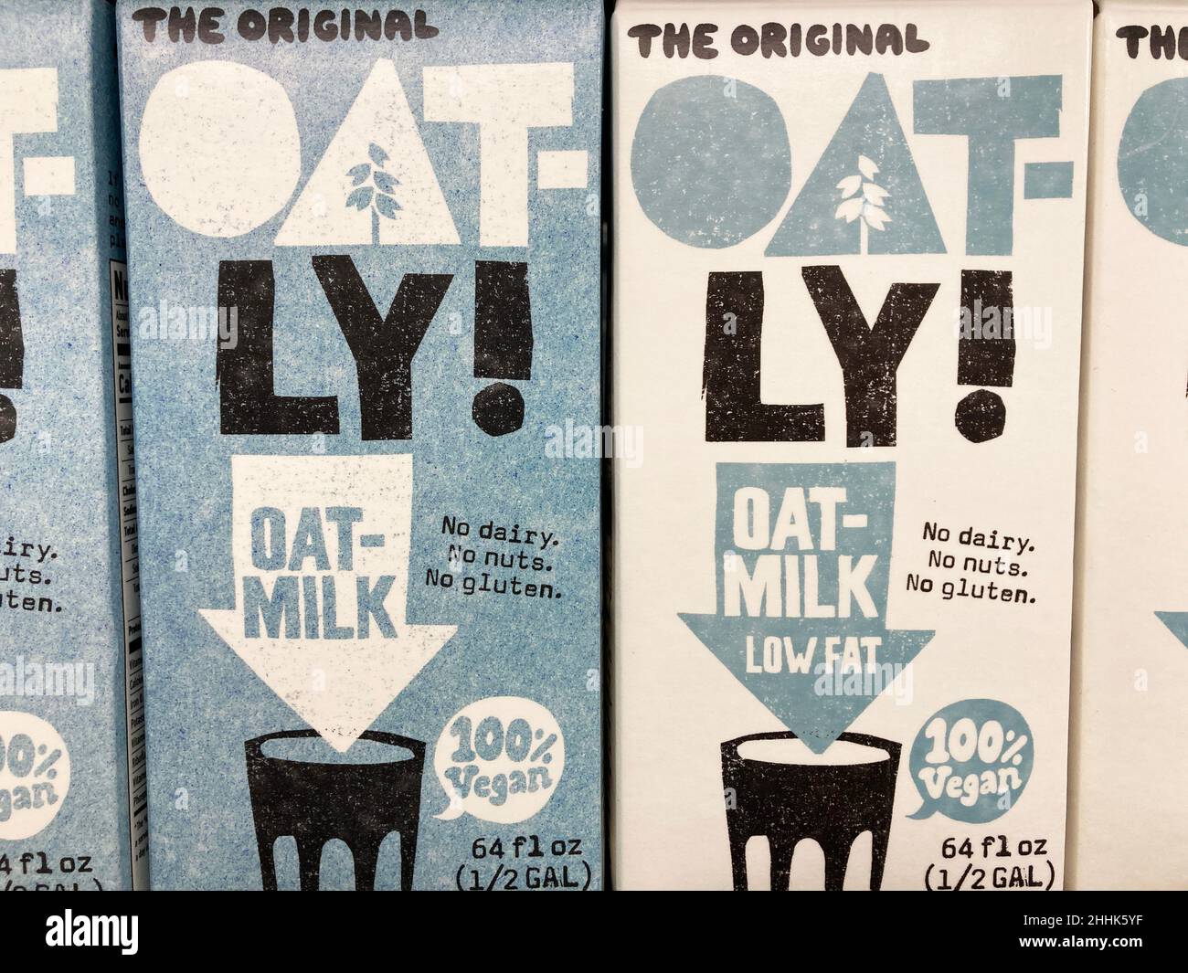 OAT-Ly cartoni di latte di avena a basso contenuto di grassi originali su scaffale della sezione diaria del negozio di alimentari - San Jose, California, USA - 2022 Foto Stock