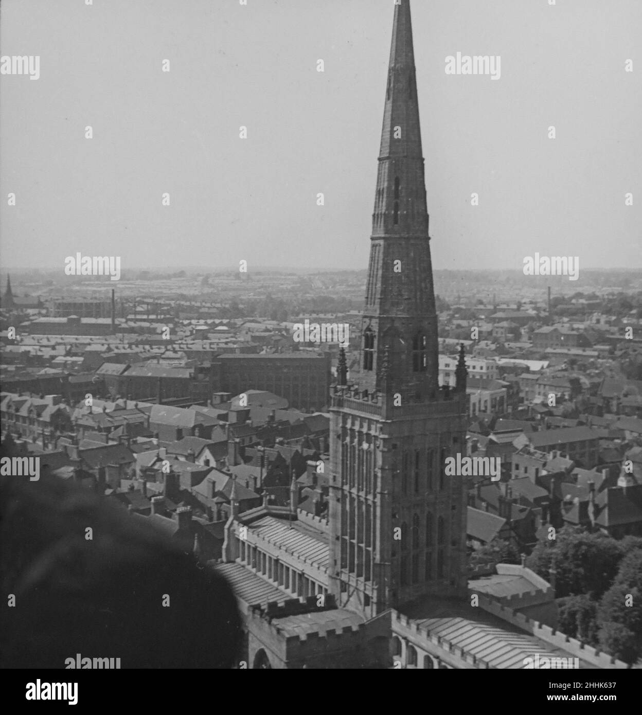 Chiesa della Santissima Trinità, Coventry circa 1936. Con vista sulla città sullo sfondo, si affaccia sulla zona di Radford della città. Questa immagine è stata presa prima del bombardamento di Coventry nel novembre 1940. La Santissima Trinità rimane intatta. Foto Stock