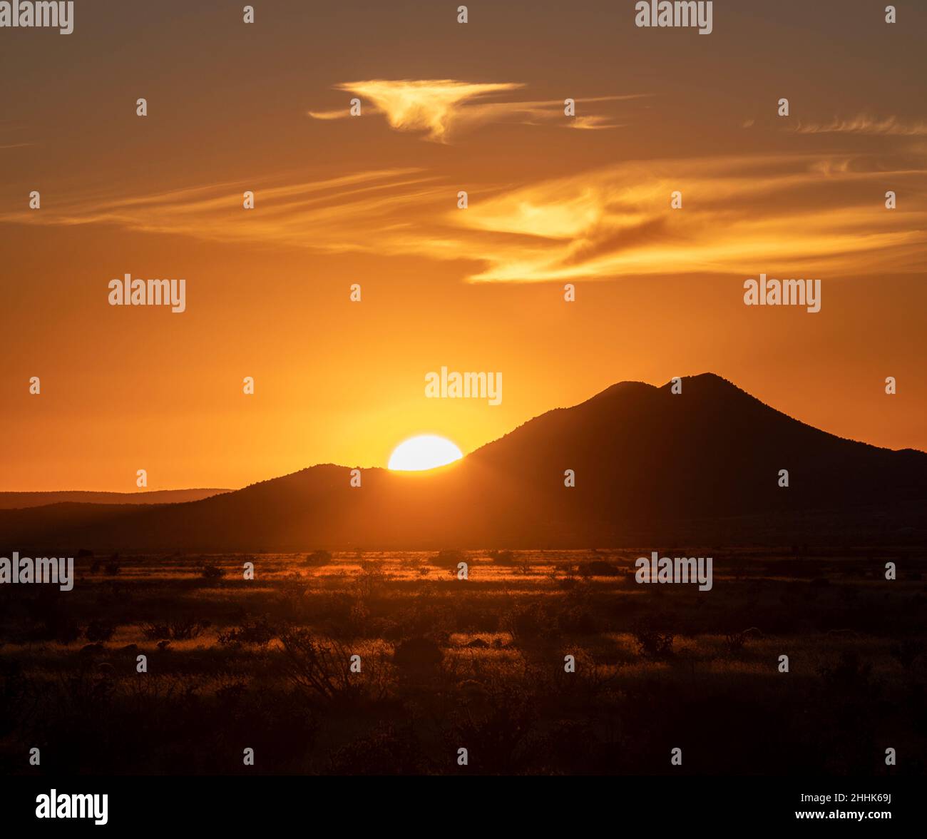 USA, New Mexico, Santa Fe, Sun situato sopra la collina nel Cerrillos Hills state Park Foto Stock