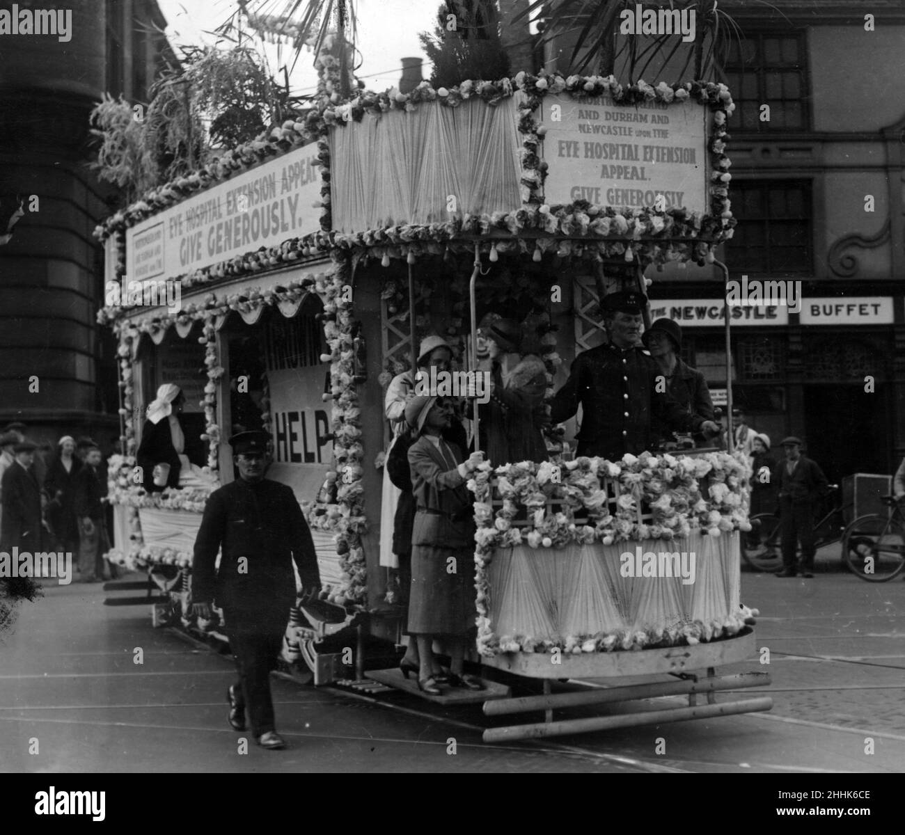 Il tram decorato che ha girato Newcastle Streets in aiuto del Newcastle Eye Hospital Extension Fund Appeal. 23rd settembre 1932. Foto Stock