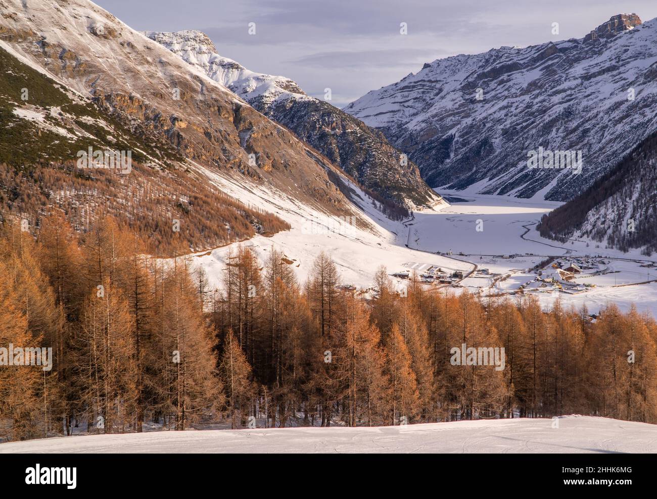 Uno splendido paesaggio di una stazione sciistica delle Alpi, Livigno, Italia Foto Stock