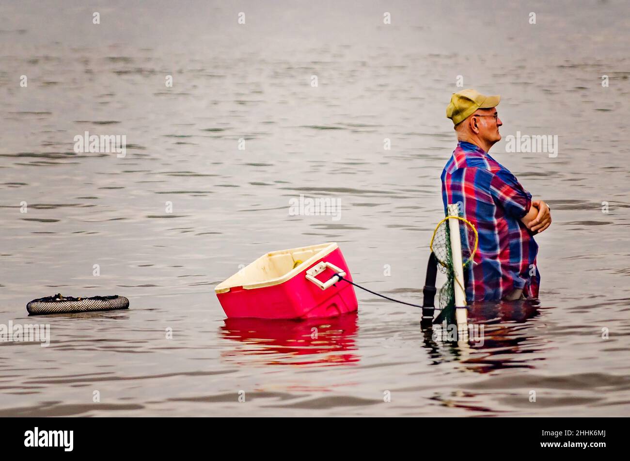 Un uomo si erge in acque profonde della vita, mentre pesca, 1 maggio 2016, a Bayou la Batre, Alabama. La città è conosciuta come la capitale del pesce dell'Alabama. Foto Stock