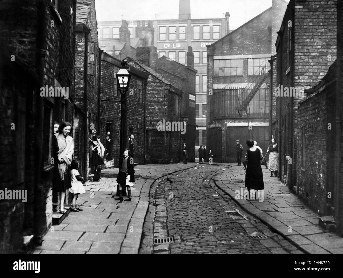 Una strada senza nome nell'area Greengate di Salford. Questo è tipico delle condizioni di vita dei primi trenta anni. Al momento di questa fotografia la strada è stata elencata per la demolizione sotto un sistema di sdoganamento. Febbraio 1933. Foto Stock