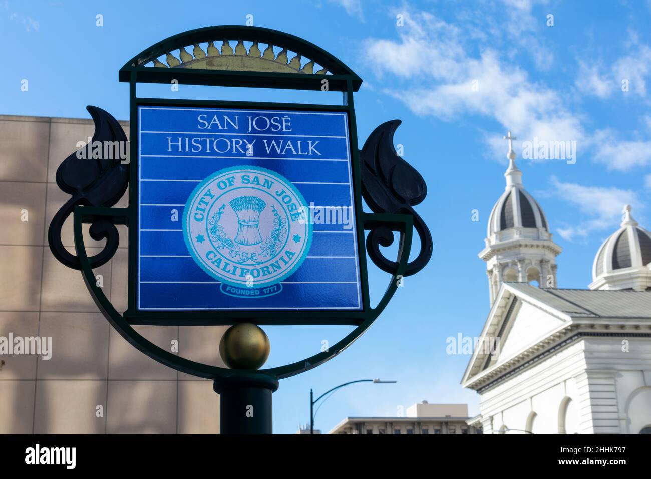 San Jose storia passeggiata segno nel centro storico quartiere. Sfondo Cattedrale Basilica San Giuseppe - San Jose, California, Stati Uniti d'America - 2021 Foto Stock