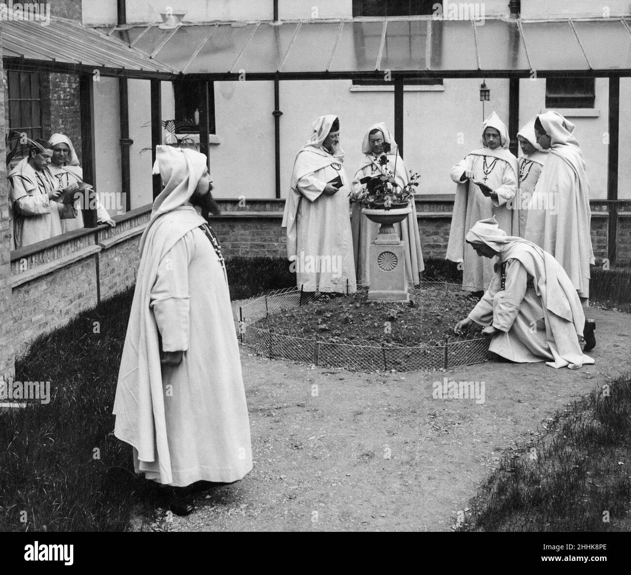 Prete in abito arabo. Nuovo monastero dei Padri Bianchi a Heston, Middlesex. L'abitudine dell'Ordine è un abito arabo, come l'opera dei Padri Bianchi li porta in tutta l'Africa. Il monastero ha una collezione di oggetti nativi africani. La piccola cappella è stata appena completata, con un tetto di design moresco, e un giardino sono utilizzati dai padri. Nella foto, i Padri Bianchi nella loro abitudine dell'Ordine. Heston, Middlesex. 24th maggio 1930. Foto Stock