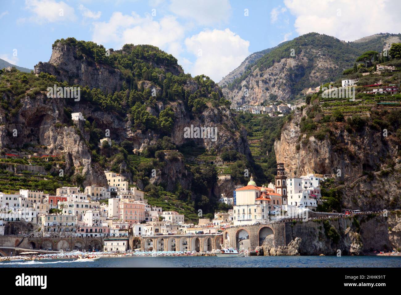 Architettura e Montagne della Costiera Amalfitana. Foto Stock