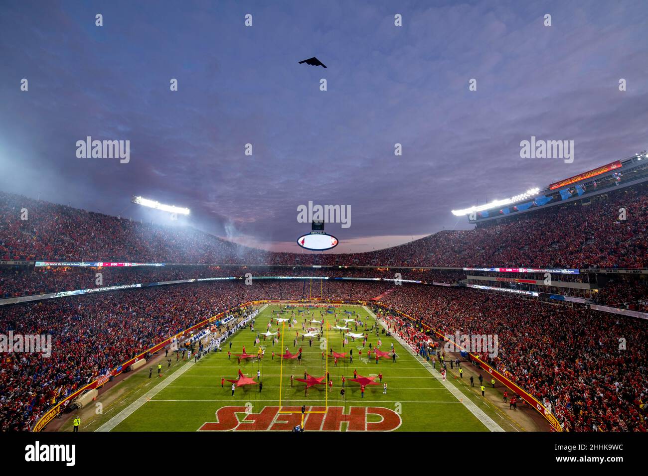 Un B-2 Spirit della base dell'aeronautica di Whiteman, Missouri, esegue un volo prima della partita di gioco divisionale dell'AFC all'Arrowhead Stadium, Kansas City, Missouri, 23 gennaio 2022. Gli equipaggi B-2 effettuano voli di volo nell'ambito di voli di formazione regolarmente programmati e supportano funzioni della comunità ed eventi governativi. (STATI UNITI Air Force Foto di Tech. SGT. Nuckolls di Dylan) Foto Stock