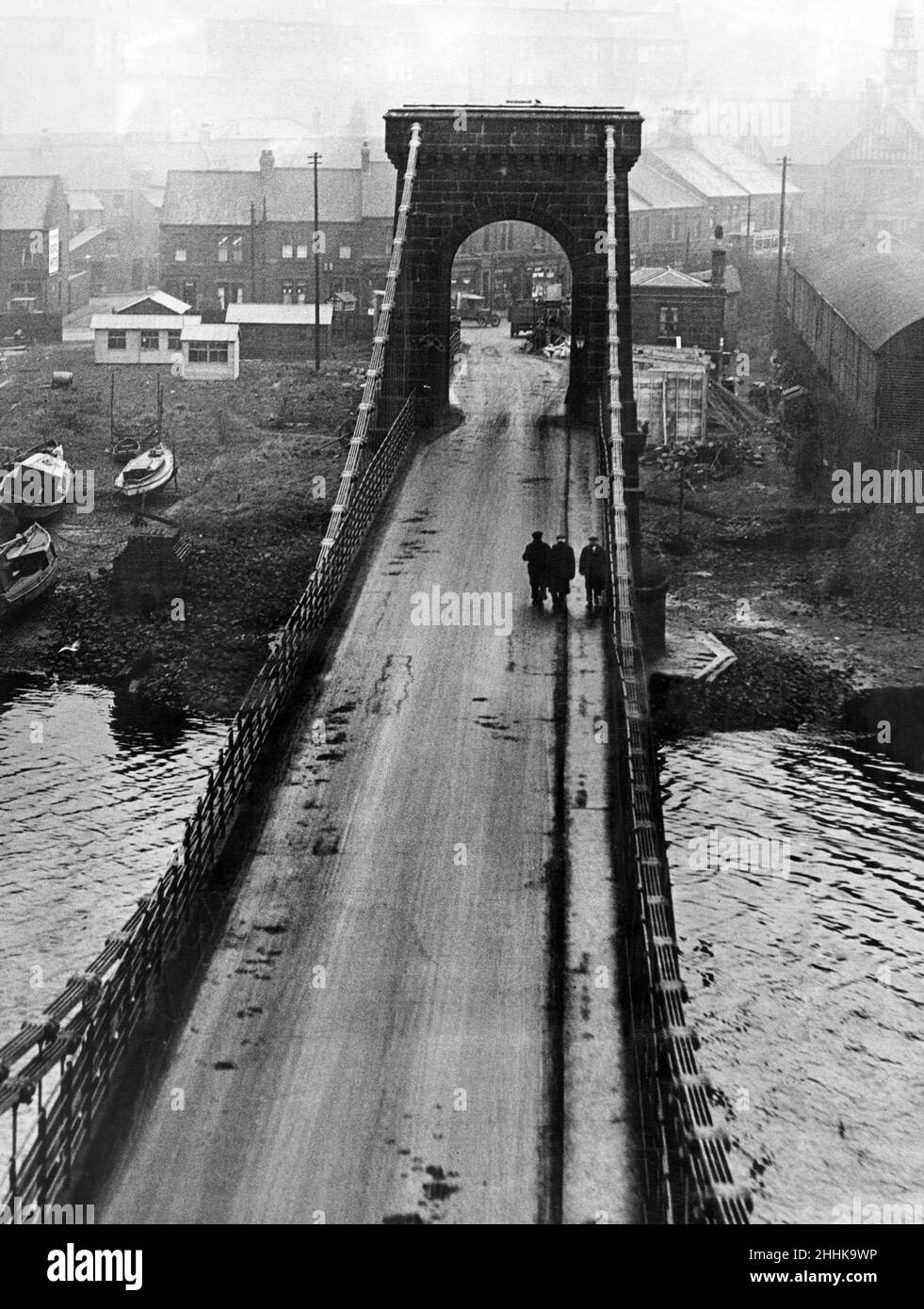 Una vista insolita di Scotswood Bridge, Newcastle, da una delle torri. Nella foto, il ponte prima di essere ampliato per soddisfare le esigenze del traffico di oggi. 6th dicembre 1930. Foto Stock