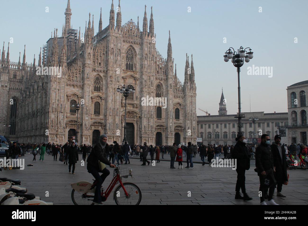 Milano, Italia. 24th Jan 2022. (INT) picco della pandemia del Covid-19 raggiunto in Italia. 24 gennaio 2022, Milano, Italia: Movimento delle persone in Piazza Duomo, a Milano, domenica (23) dove l'uso di una maschera FFP2 è obbligatorio per evitare la contaminazione da parte di Covid-19, anche dopo la conferma che il picco della pandemia è stato superato in Italia; Tuttavia, il numero di pazienti nei reparti ordinari è aumentato di 20, dove un totale di 3.416 posti letto sono stati occupati a causa di Covid. Purtroppo, ci sono altri 87 decessi associati al virus, per un totale di almeno 36.614 dall'inizio della pandemia. Tra M Foto Stock