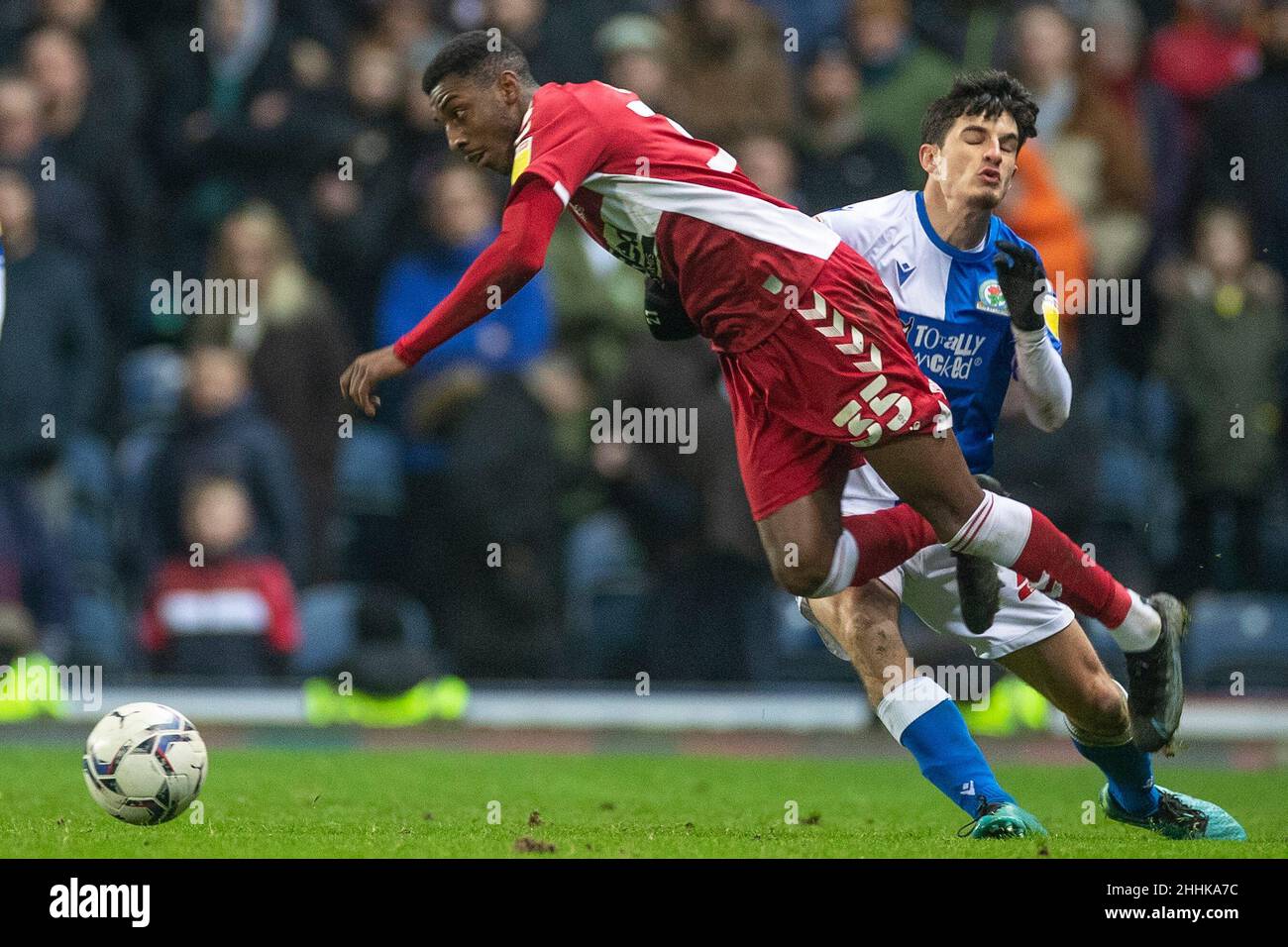 Blackburn, Regno Unito. 24th Jan 2022. Isaiah Jones #35 di Middlesbrough scagliata dall'avversario a Blackburn, Regno Unito il 1/24/2022. (Foto di Mike Morese/News Images/Sipa USA) Credit: Sipa USA/Alamy Live News Foto Stock