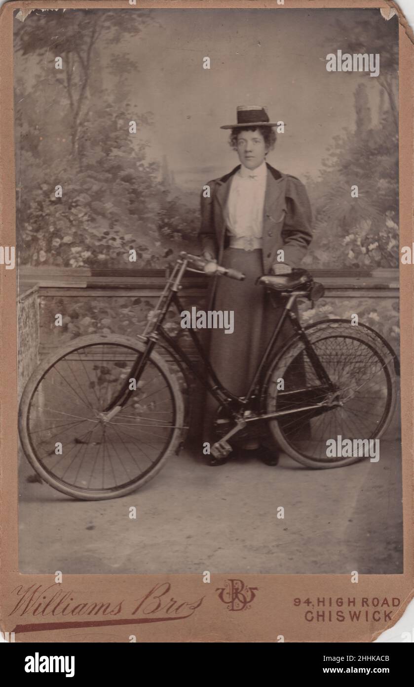 Foto d'epoca di una ciclista femminile C.1910 Chiswick Foto Stock