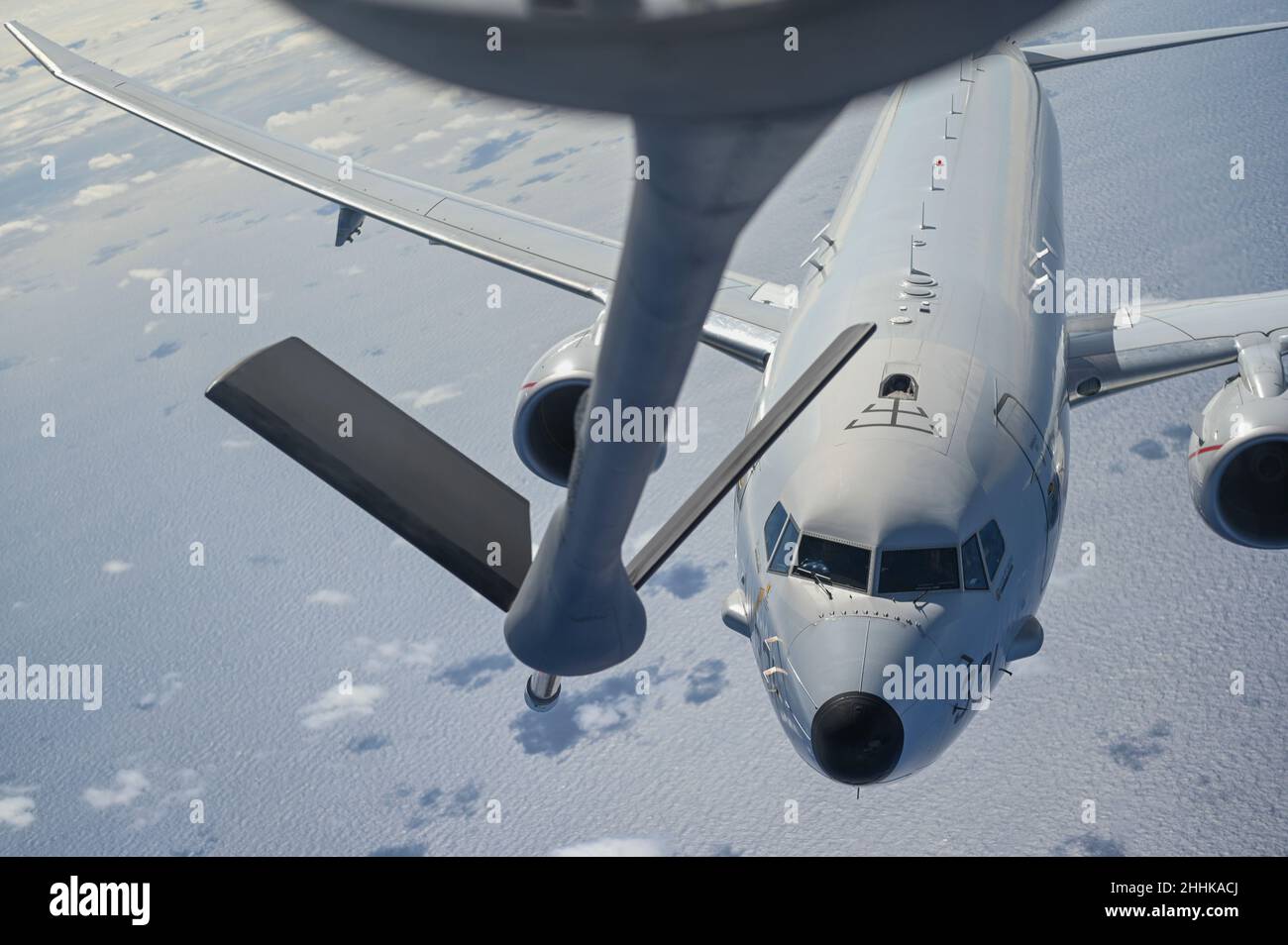 Un US Navy P-8A Poseidon assegnato a Patrol Squadron (VP) 47 alla base aerea navale di Whidbey Island, Washington, si prepara per un rifornimento da un US Air Force KC-135 Stratotanker assegnato al 506th Expeditionary Air Refueling Squadron durante l'esercizio Sea Dragon 2022 gennaio 19, 2022, vicino al Mare delle Filippine. L'intento di questa missione era quello di addestrare i piloti P-8A Poseidon al carro armato con la KC-135 durante la guerra antisommerale, mentre tracciava un bersaglio sottomarino simulato noto come obiettivo di addestramento mobile antisottomarino spendibile. (STATI UNITI Air Force foto di Airman 1st Class Breanna Gossett) Foto Stock