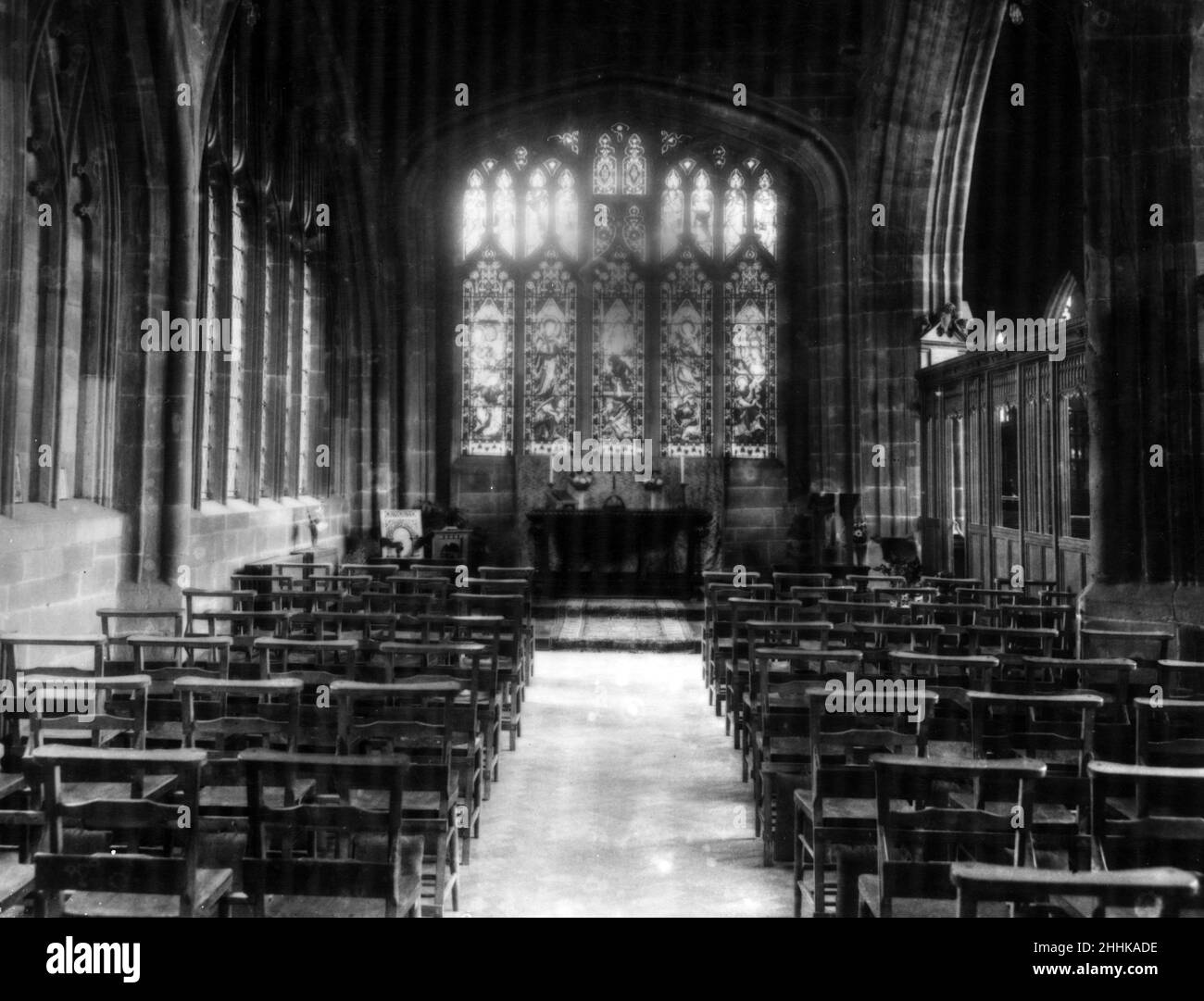 Cattedrale di Coventry, Chiesa Cattedrale di San Michele, prima che fosse danneggiata durante il Blitz di Coventry. Interno della cattedrale rivolto a nord. Data sconosciuta. Foto Stock