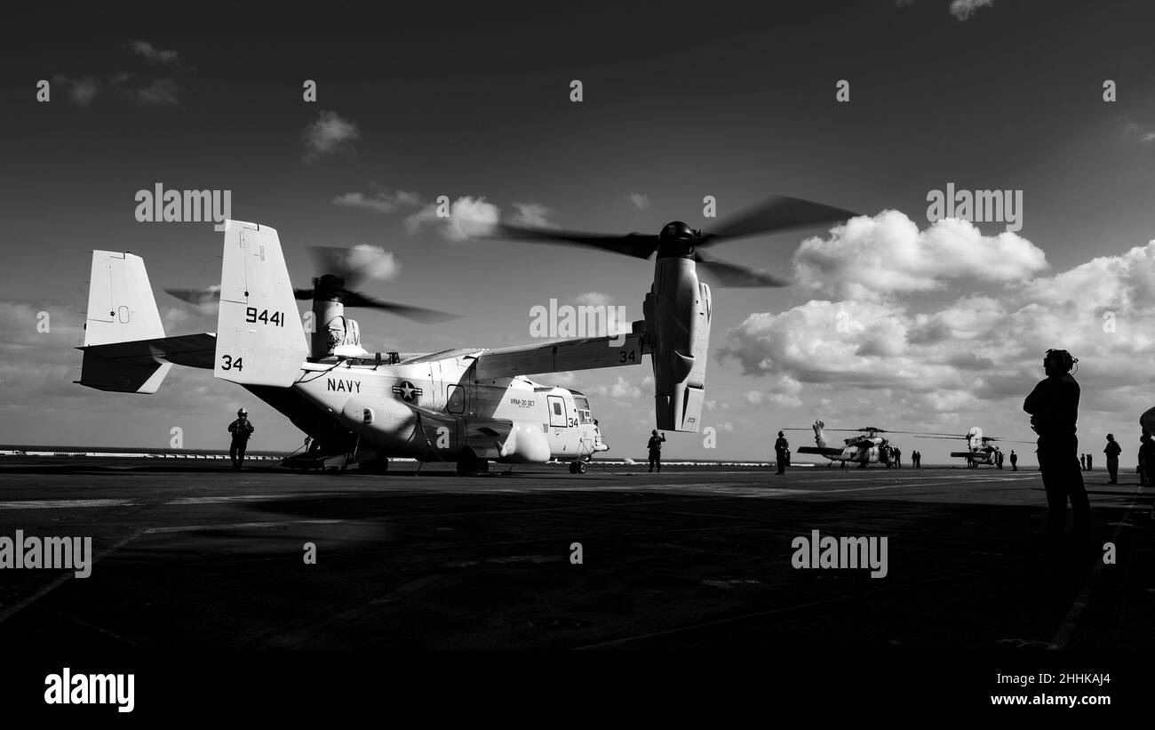 220122-N-HS181-1016 MAR DELLE FILIPPINE (GEN. 22, 2022) Un CMV-22B Osprey, assegnato ai “Titans” della Fleet Logistics Multi-Mission Squadron (VRM) 30, si prepara a decollo dal ponte di volo della portaerei di classe Nimitz USS Carl Vinson (CVN 70) 22 gennaio 2022. Operando come parte della flotta del Pacifico degli Stati Uniti, le unità assegnate a Carl Vinson e ai gruppi di Strike di Abraham Lincoln Carrier, Essex e America Amphibious Ready Groups e Japan Maritime Self-Defense Force stanno conducendo la formazione per preservare e proteggere una regione indopacifica libera e aperta. (STATI UNITI Foto Navy di Mass Communication Specialist 2nd Class Foto Stock