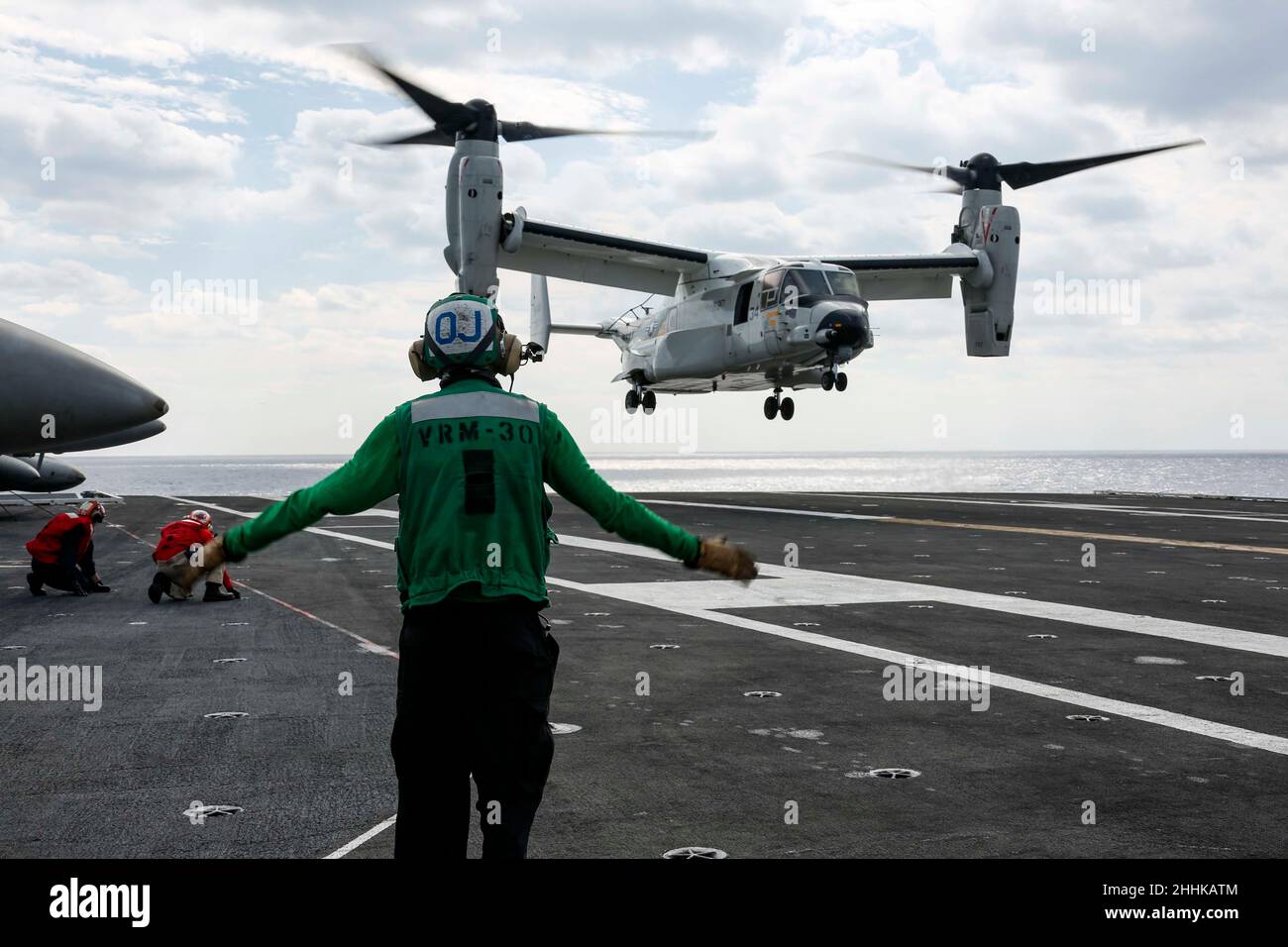 MAR DELLE FILIPPINE (Gen. 21, 2022) Aviation Machinist's Mate 3rd Class Brandon Lee, da Largo, Fl., dirige un CMV-22B Osprey, assegnato ai 'Titans' di Fleet Logistics Multi-Mission Squadron (VRM) 30, sul ponte di volo della portaerei di classe Nimitz USS Abraham Lincoln (CVN 72). Operando come parte della flotta del Pacifico degli Stati Uniti, Abraham Lincoln sta conducendo la formazione per conservare e proteggere una regione indopacifica libera e aperta. (STATI UNITI Foto Navy di Mass Communication Specialist 3rd Classe Michael Singley) Foto Stock