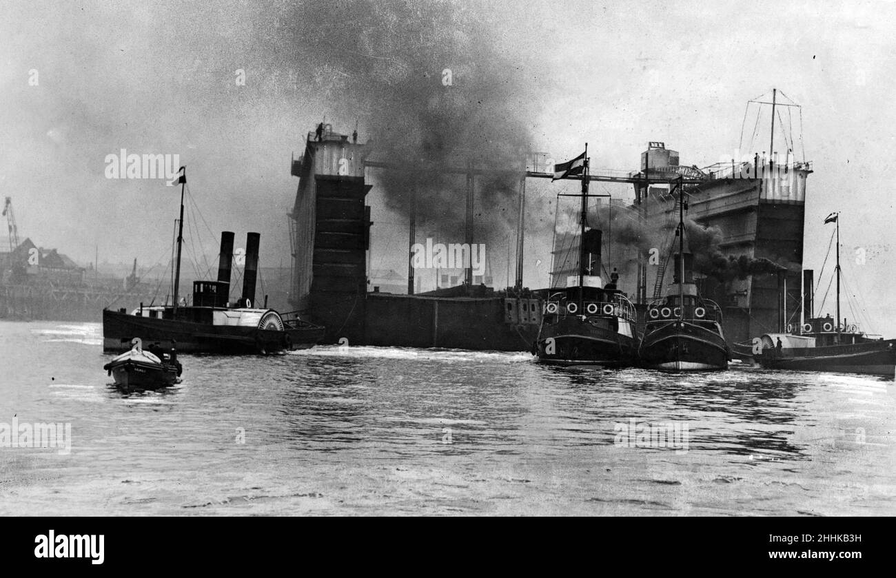 L'enorme molo galleggiante costruito a Wallsend passa lungo il fiume Tyne durante il suo lungo viaggio a Singapore. 21st giugno 1928. Foto Stock