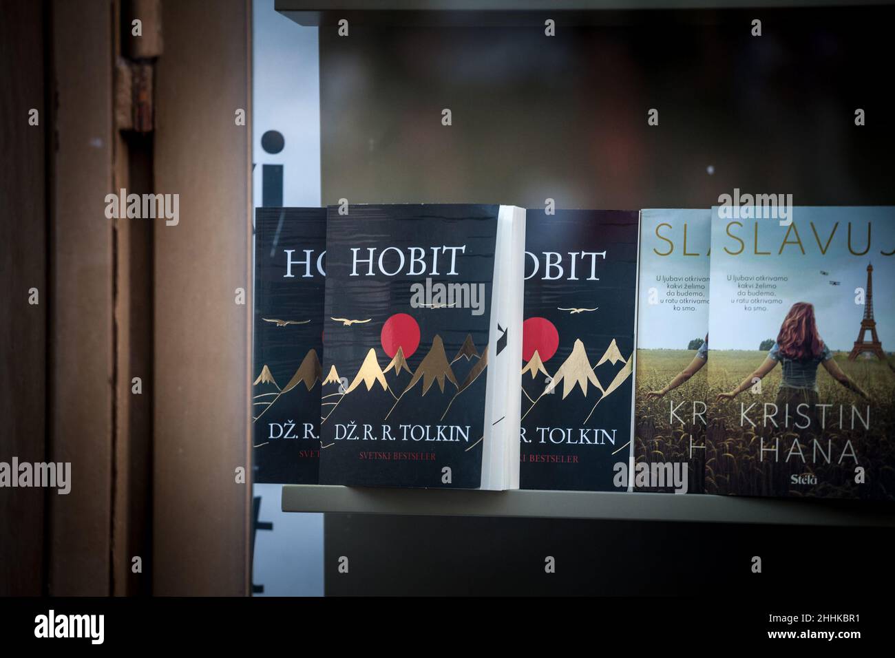 Foto del libro di Tolkien, lo Hobbit in vendita in una libreria serba. The Hobbit, o There and Back è un romanzo di fantasia per bambini di auth inglese Foto Stock