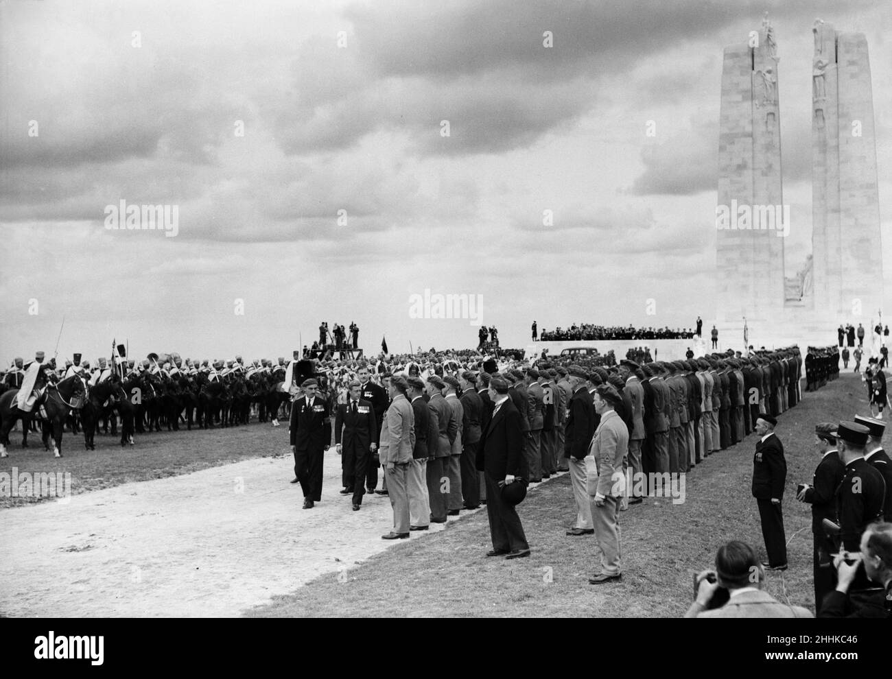 Re Edoardo VIII, nella sua veste di re del Canada, ispezionando i veterani all'apertura del Canadian War Memorial a Vimy Ridge. Il Re fu introdotto agli ospiti onorati, e trascorse oltre mezz'ora a parlare con i veterani della folla prima della presentazione ufficiale. Il monumento è stato progettato da Walter Seymour Allward. 26th luglio 1936 Foto Stock